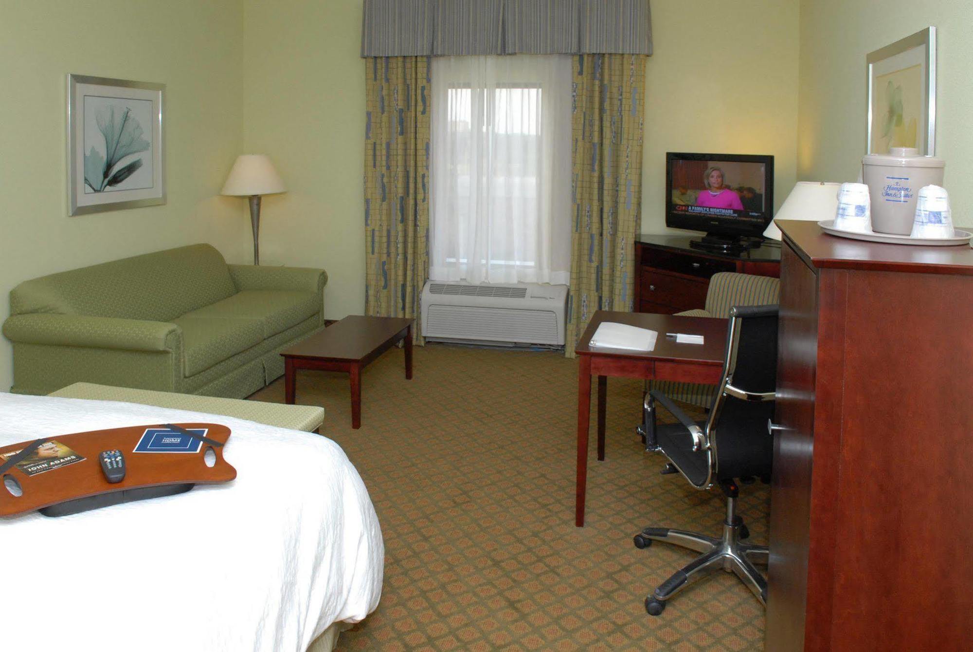 Hampton Inn & Suites Orlando-South Lake Buena Vista Kissimmee Room photo